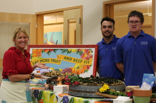 Kelly and the Pacific Fine Foods Team (showing off their VERY delicious kale chips)